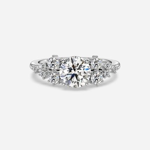 Bague de fiançailles en or blanc 14 carats avec diamant de laboratoire taille ronde 3 carats, pierres latérales en grappe et pierres latérales baguette, vente en gros, personnalisable, OEM - Product Image 2