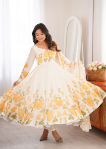 Presentamos el Nuevo Traje Maxi Anarkali de Diseñador en Estilo Elegante y Sencillo con Trabajo Koti en Seda Organza, Sin Arrugas, de Secado Rápido y Reversible - Product Image 2