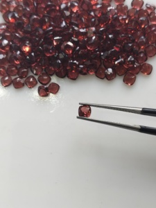 Granat rouge naturel 4 mm, taille coussin, qualité supérieure, pierre précieuse en vrac pour la fabrication de bijoux - Product Image 1