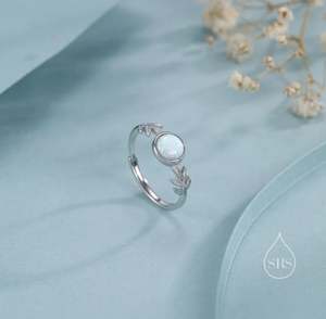 Bague ajustable en argent sterling 925 avec motif botanique feuille d'olivier et serti clos, ornée d'opale blanche de laboratoire, pour fiançailles et mariage - Product Image 4