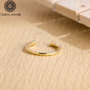 Bague de fiançailles classique pour femme Charm_Jewells, plaquée or rose, trois pierres, moissanite taille coussin, certifiée IGI, sertie à griffes - Product Image 2