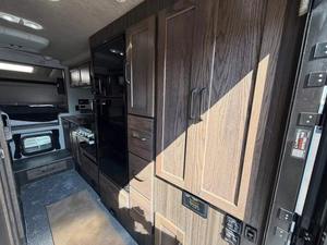 Camion tracteur routier 6x4, tête motrice, diesel, poids lourd, pour la logistique internationale et le transport de marchandises - Product Image 3