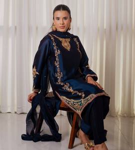 Ensemble Kurti de créateur en soie crêpe lourde avec broderies Moti faites à la main, salwar Farshi et dupatta brodée en organza - Product Image 5