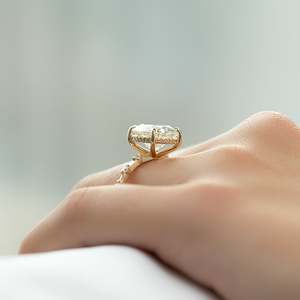 Anillo de Compromiso Clásico de Lujo en Oro Amarillo de 14k, Personalizable, con Diamante Cultivado en Laboratorio de Corte Brillante, Halo Oculto y Banda Pavé, Certificado IGI - Product Image 3