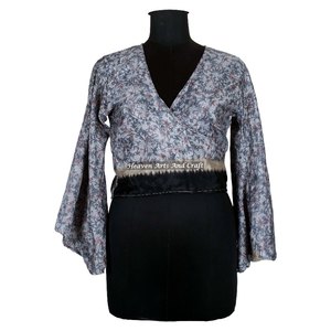 Vente en gros : Nouveauté – Haut en tissu de soie ethnique pour femmes et jeunes filles, disponible en couleurs variées et taille unique, manches cloche, style décontracté - Product Image 1