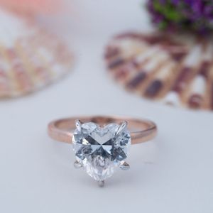 Bague de fiançailles élégante en argent 925 avec moissanite solitaire en forme de cœur sertie de griffes, avec certificat - Product Image 1