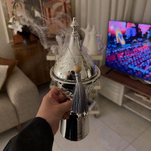 Brûle-encens élégant en argent avec motifs découpés complexes et une élégante touche de pompon pour la fragrance et la décoration de la maison - Product Image 5