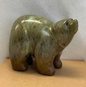 Figurine d'ours en pierre savonneuse vert-vertâtre polie et lisse, en position naturelle, disponible à prix de gros. - Product Image 1