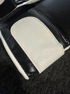 Guantes de Boxeo de Alta Calidad, de Cuero Genuino, con Velcro, en Blanco y Negro, con Soporte para Muñeca, Dedos Completos, Personalizables, para Entrenamiento - Product Image 4