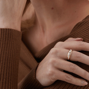 Anillo de Eternidad de Oro Amarillo con Diamantes y Diseño Floral, Engaste en Canal, Joyería Fina Clásica para Mujer - Product Image 2