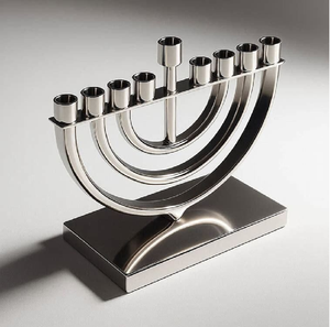 Menorah géométrique contemporaine en métal argenté avec neuf lampes à huile en verre. Disponible à prix de gros. - Product Image 4