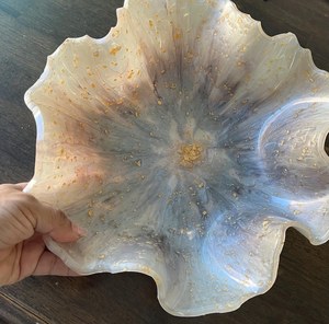 ถาดเสิร์ฟเรซิ่นสีรุ้งทำมือ งานฝีมือเหนือกาลเวลา พร้อมลายทองคำเปลว ตกแต่งโต๊ะด้วยการวาดมือ - Product Image 3