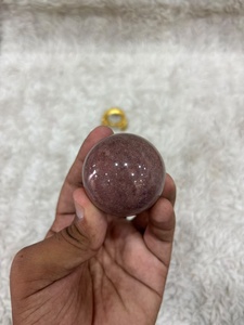 Esfera de cuarzo fresa con inclusiones rojo rosado, profundidad translúcida, textura brillante, forma redondeada y cristal cautivador - Product Image 2