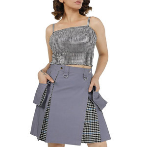 Jupe plissée grise en coton hybride pour femme avec accent écossais, poches cargo et double sangle, style utilitaire et tendance - Product Image 1