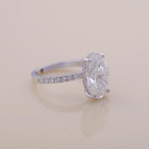 Anillo de Compromiso con Diamante Cultivado en Laboratorio de Corte Ovalado de 3.00Ct con Banda Pavé con Halo Oculto en Oro Blanco, Rosa y Amarillo de 9K - Product Image 3