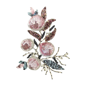 Exclusiva Oferta en Accesorios de Ropa para Mujer Bordados a Mano - Apliques de Frutas Rosadas en 3D con Hojas Azules a Bajo Precio - Product Image 1