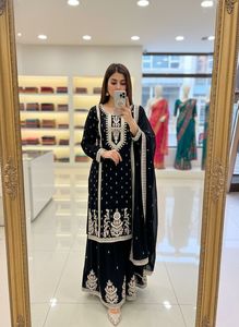 ชุดเสื้อผ้าไหมชีนอนเนื้อหนาเย็บสำเร็จพร้อมกางเกงพลลาโซและผ้าคลุมไหล่ ประดับกระจกเพชรและงานฝีมือประณีต พร้อมแขนเสื้อแบบแฟนซี สำหรับงานแต่งงาน - Product Image 3