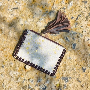 Cartera de Cuero Genuino Hecha a Mano con Diseño de Puntos, Estilo Bohemio, Unisex, Corta, para Uso Diario, con Borla Decorativa, 5 Pulgadas, Rajasthan - Product Image 1