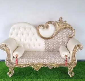 Magnifique canapé de mariage en velours rouge, orné de sculptures de plumes de paon en argent et or, disponible à prix de gros. - Product Image 2