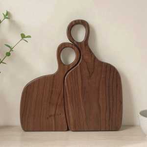Ensemble de planches à découper en bois de noyer : Planches à fromage sculpturales avec poignées, cadeau de mariage, cadeau d'anniversaire ou cadeau de pendaison de crémaillère - Product Image 1