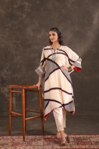 Kurti Abstracto en Blanco y Negro - Product Image 4