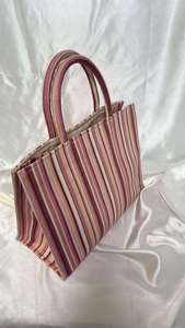 Sac fourre-tout rose à rayures de qualité supérieure, tendance et éco-responsable, un accessoire de mode affirmé - Product Image 2