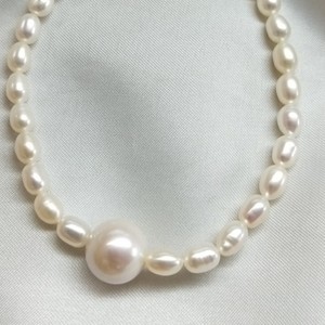 Collar de Perlas de Agua Dulce con Cuentas de Arroz Pequeñas y Cuentas Redondas de 11-12 mm - Product Image 4