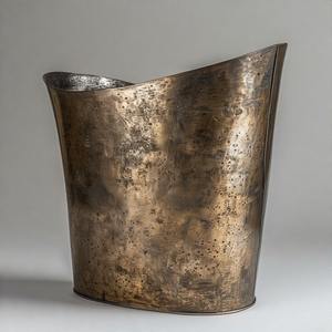 Contenedor de basura metálico que destaca por su apariencia contemporánea, práctica y elegante, se adapta perfectamente a los espacios urbanos. - Product Image 5