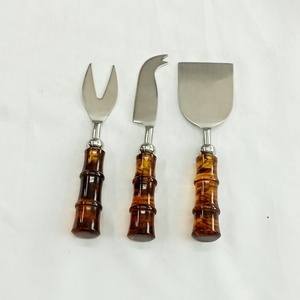 Juego de rebanador y esparcidor de queso mate chapado en oro de acero inoxidable de buena calidad con mango pulido de resina marrón amarillento - Product Image 1