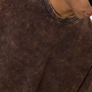 T-shirt décontracté pour homme en coton marron foncé délavé, coupe oversize et épaules tombantes, style streetwear, couleur unie - Product Image 2