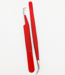 Pince à épiler premium en acier inoxydable rouge courbé, pointes inclinées, écologique, durable, design moderne, ergonomique, texture diamantée - Product Image 2