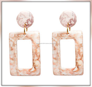 Boucles d'oreilles pendantes en résine pour femmes luxueuses fabriquées à la main Couleurs personnalisées Accessoires de mode hautement polis d'Inde - Product Image 3