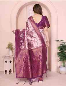 Sari de Seda Banarasi de Lujo en Oferta para Bodas, Fiestas y Celebraciones Festivas con Detalles Intrincados Disponible para la Venta - Product Image 3