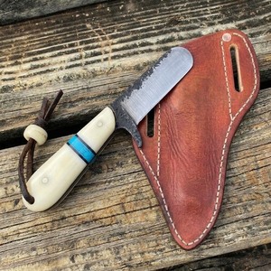 Couteau Bull Cutter en acier 1095 fait main sur mesure, manche en os blanc, intercalaire turquoise, lame fixe avec étui en cuir - Product Image 5
