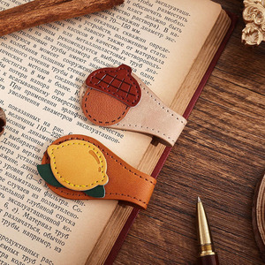 Marcapáginas de hoja de arce de cuero artesanal de primera calidad, adecuado para novelas, libros de texto y agendas de oficina. - Product Image 1
