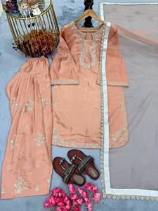 Ensemble Kurti Farshi Palazzo en soie brodée Roman Glass avec travail de rivets et de perles et dupatta en organza ajouré – Tenue de soirée de créateur - Product Image 4