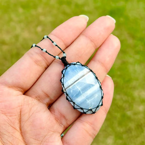 Colgante de Regalo Hecho a Mano con Red de Macramé de Encaje Azul y Piedra Redonda Budista Certificada por IGI, Venta al por Mayor - Product Image 4