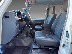 Toyota Land Cruiser GRJ79DC AT, intérieur en cuir de luxe, noir, premium, pick-up tout-terrain 4x4, transmission manuelle diesel, robuste - Product Image 5