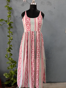 Robe longue maxi sans manches à col rond en coton 100% faite à la main pour femmes, légère, à motifs imprimés, pour la saison estivale - Product Image 2