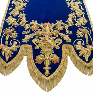 Bandera Personalizable Ecológica de Primera Calidad Hecha a Mano con Terciopelo Azul y Bordado Intrincado con Hilos de Oro - Product Image 3