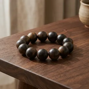สร้อยข้อมือลูกปัดไม้กฤษณาเมราอุคขนาด 18 มม. คุณภาพพรีเมียมจากธรรมชาติอินโดนีเซีย ไม้กฤษณาป่า ของขวัญสุดหรูสำหรับทุกเพศทุกวัย เหมาะสำหรับการสวดมนต์ - Product Image 1