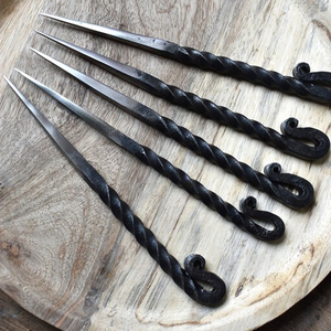 ชุดส้อมเสียบอาหารแบบไวกิ้ง ทำด้วยมือ ทรงครึ่งเกลียว จำนวน 5 ชิ้น – ที่เสียบอาหารสไตล์ยุคกลาง - Product Image 1