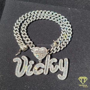 Collar con Colgante Personalizado Vicky con Diamantes de Imitación Moissanite y Cadena Cubana - Proveedor de Joyería - Product Image 2