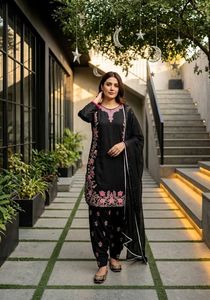 Ensemble prêt-à-porter en soie romaine noire, entièrement brodé par des artisans, avec bordure en dentelle fantaisie, comprenant haut, bas et dupatta. - Product Image 1