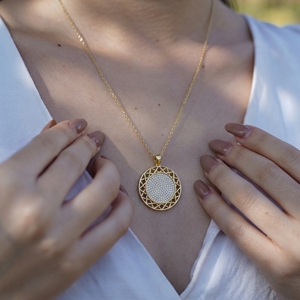 จี้เพชรทรงเรขาคณิตสีเงินแบบฉลุลาย ประดับเพชรระยิบระยับ หรูหรา เหมาะสำหรับงานหมั้น งานแต่งงาน เครื่องประดับดีไซน์ทันสมัย สวยสง่า - Product Image 1