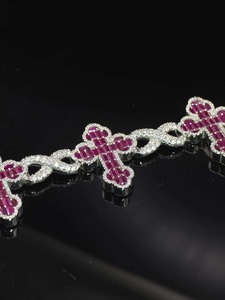 Bracelet de luxe en argent 925 avec croix et rubis sertis, chaîne à maillons plaquée rhodium pour femmes au meilleur prix - Product Image 6