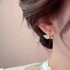 Boucles d'oreilles en perles d'eau douce naturelles de style Saturne 6-7 mm pour femmes, tendance, polyvalentes, populaires pour la vente en gros - Product Image 3