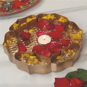 Bol Urli en métal fait main avec porte-diya, pot de fleurs décoratif floral flottant pour la décoration de la maison et des mariages de Diwali - Product Image 2