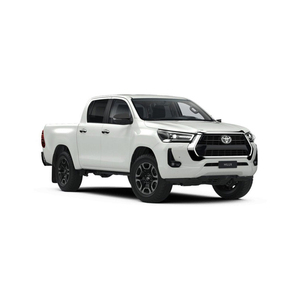 Toyota Hilux, pick-up double cabine, idéal pour les voyages en famille et les transport professionnels, intérieur confortable et moteur puissant. - Product Image 5