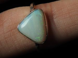 Bague en opale solide australienne sertie en bélière - Argent - Pierre de naissance d'octobre - Taille US 5 - Cadeau de mariage fait à la main pour elle - Product Image 4